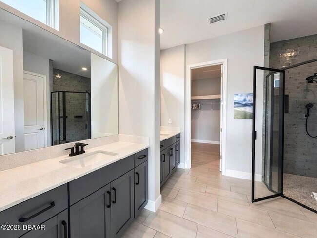 Building Photo - 6240 Woodhaven Village Dr
