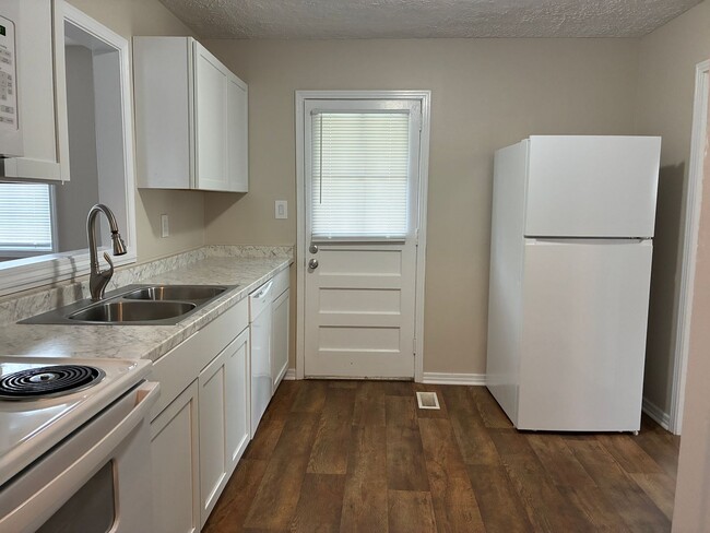 Building Photo - 2520 Proctor Knott Dr