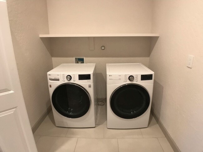 Building Photo - Gorgeous Los Lunas 3 Bedroom! Open layout! Tons of space. Built in 2021