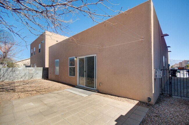 Building Photo - Amazing 3 Bedroom Near Rust Medical Center!!
