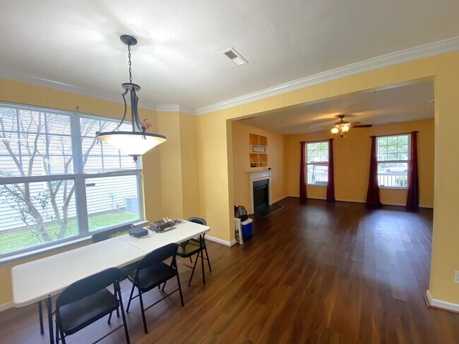 Building Photo - Charming Hampton Home