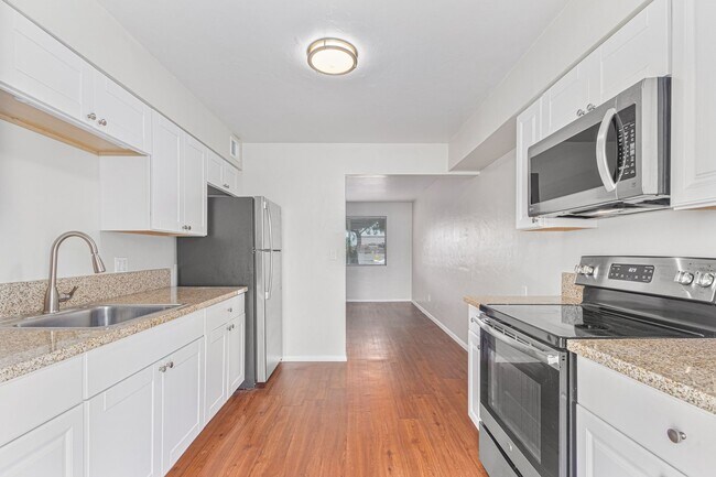 Building Photo - Renovated 2 bed | 1 bath - Central Tempe Location!