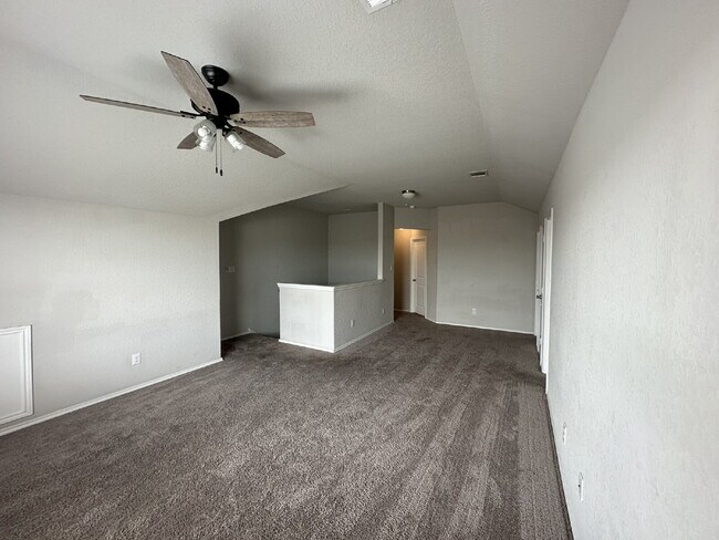 Building Photo - Spacious 5 Bedroom, 3.5 Bath Home with 2,6...
