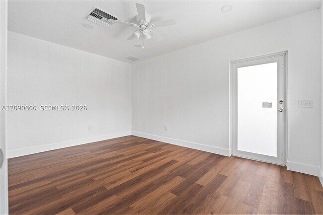 Building Photo - 580 Lee Dr
