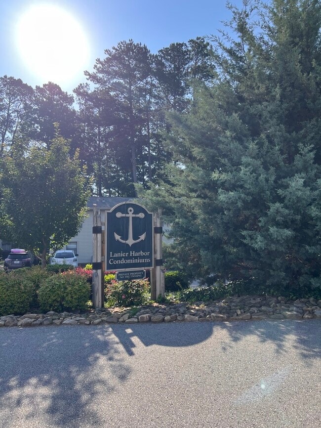 Building Photo - 2089 Pine Tree Dr