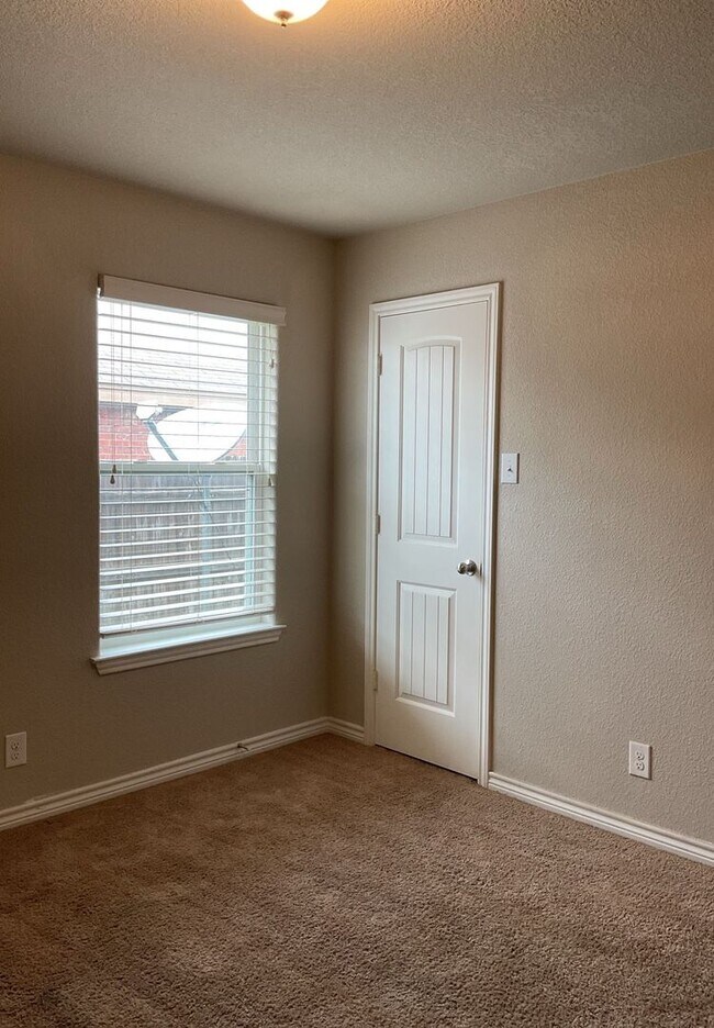 Building Photo - PRICE DROP - AVAILABLE NOW!