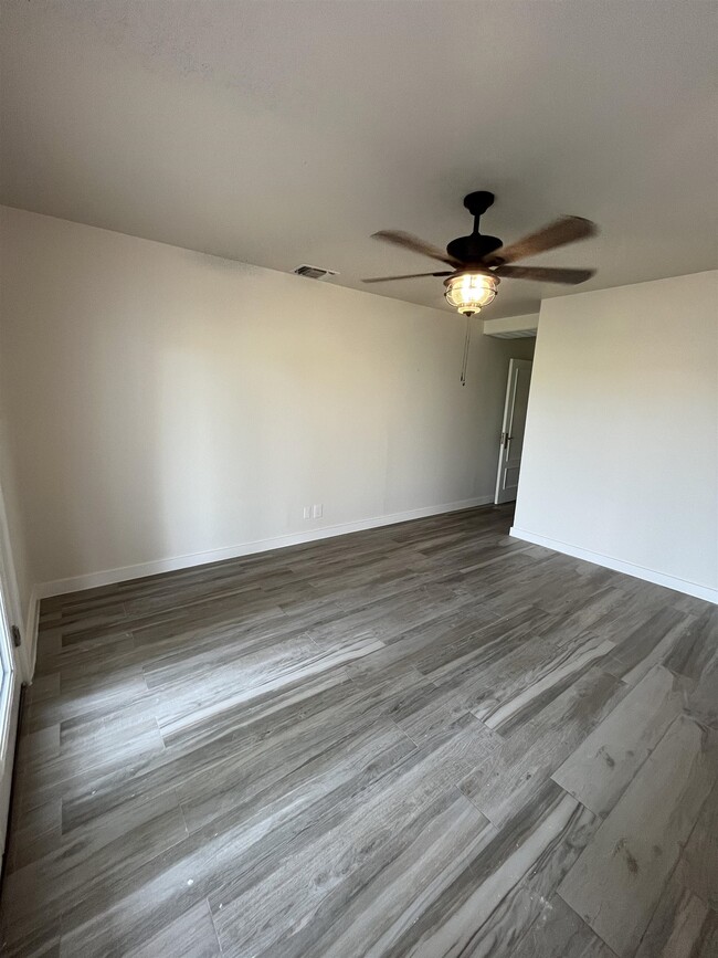 Building Photo - 1800 Country Club Dr