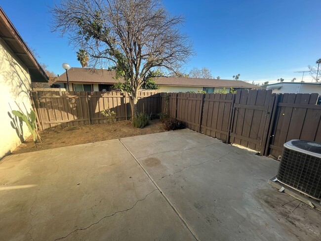 Building Photo - Ranch Style Attached Home