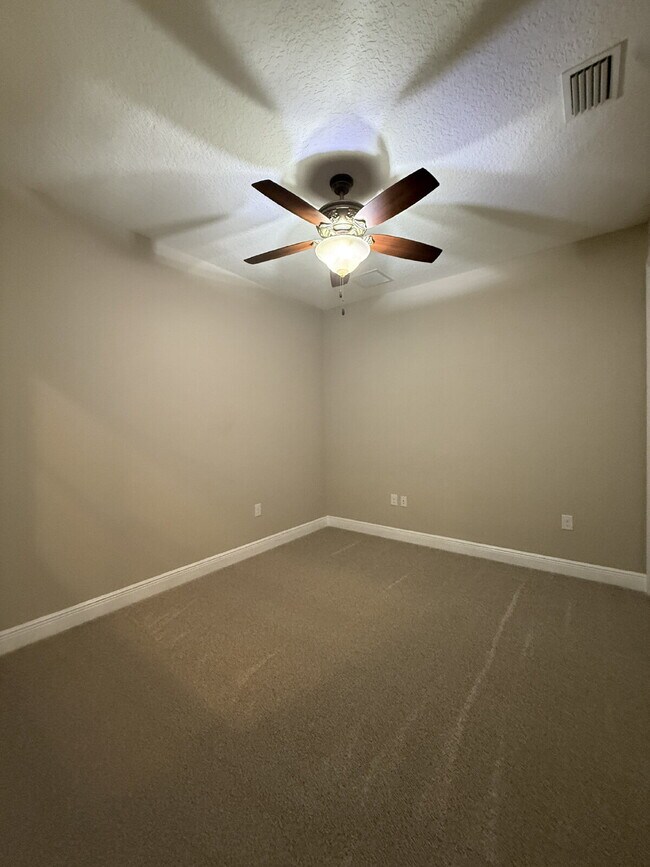 Building Photo - 3/2 townhome in desirable Loren Cove!