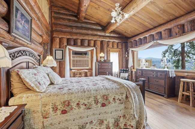 Building Photo - 2BR, 2BTH Executive Log Cabin Living Overlooking Carlin Bay on Lake Coeur d'Alene