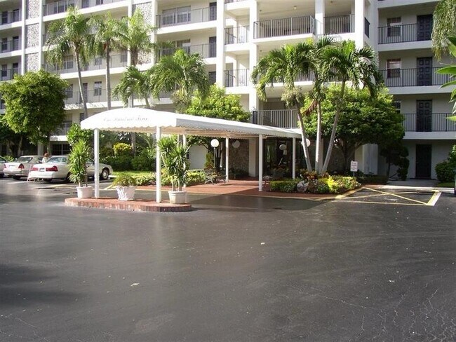 Building Photo - 4015 W Palm Aire Dr