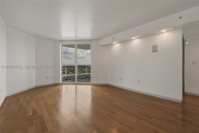 Building Photo - 401 SW 4th Ave