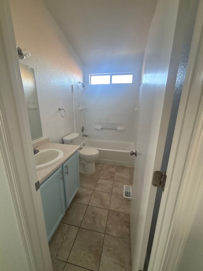 Building Photo - 5 Bedroom House