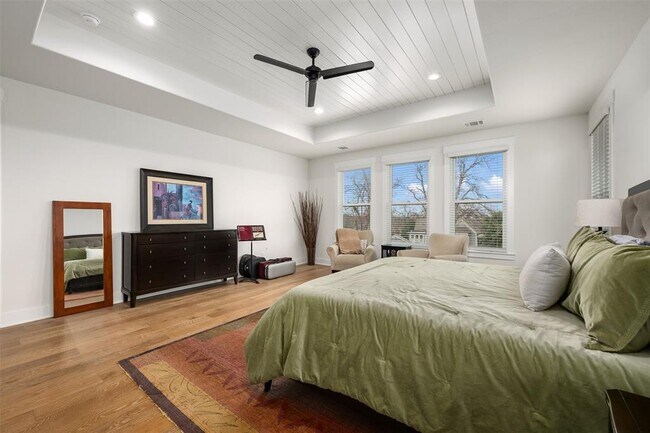 Building Photo - 510 E 7th St