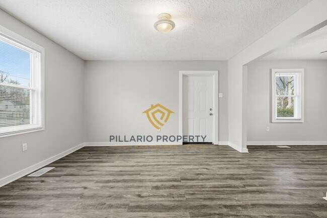 Building Photo - Updated 3 Bedroom Near Forest Manor, Available NOW!