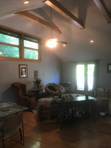 Building Photo - 304 Iron Ridge Loop