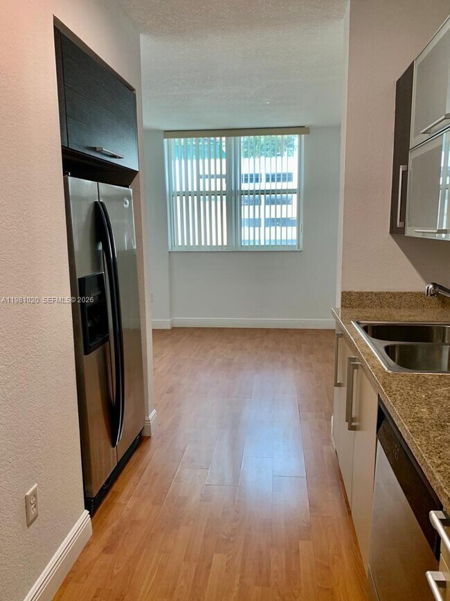 Building Photo - 500 NE 29th St