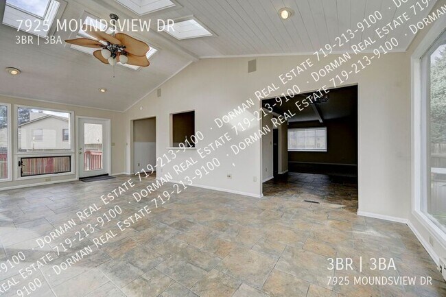 Building Photo - Huge Sunroom with Tons of Natural Light!