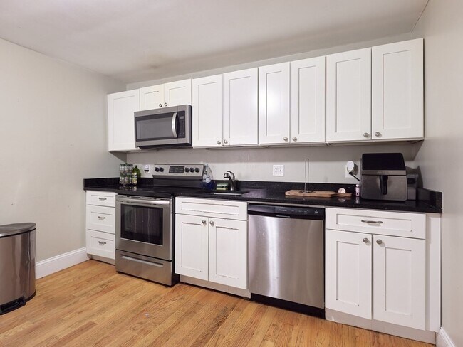 Building Photo - 69 Parker St