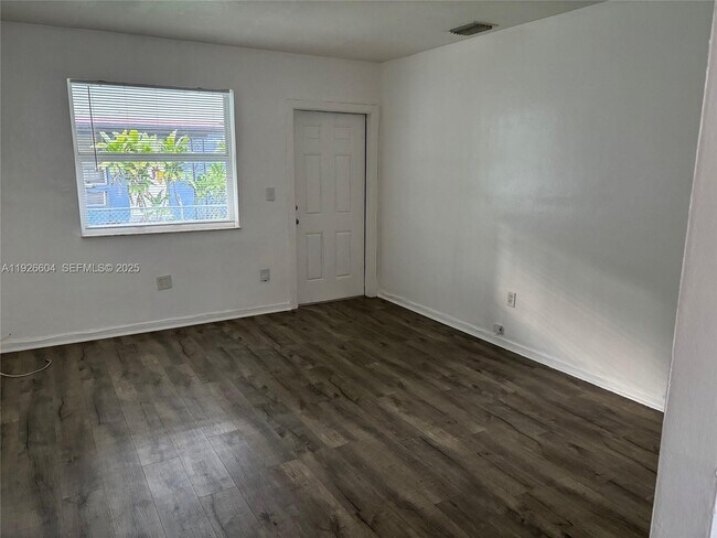 Building Photo - 2520 NE 181st St