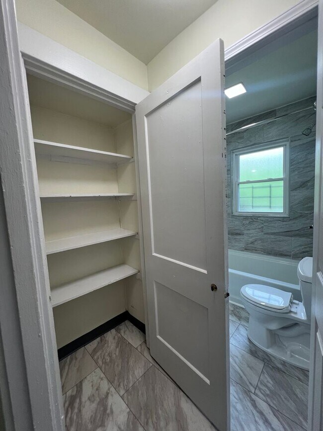 Building Photo - Updated 1BR Apartment