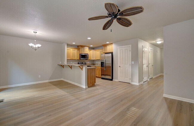 Building Photo - Charming 3 bd 2.5 ba Townhouse - Special! $500 OFF on December Move In!