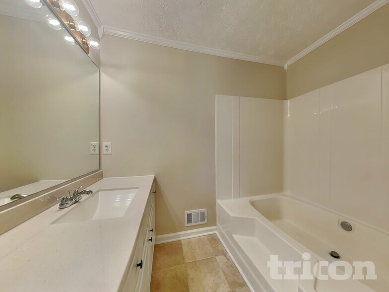 Building Photo - 4408 Lamar Dr