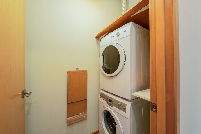 Building Photo - Greenwood Area Townhome!