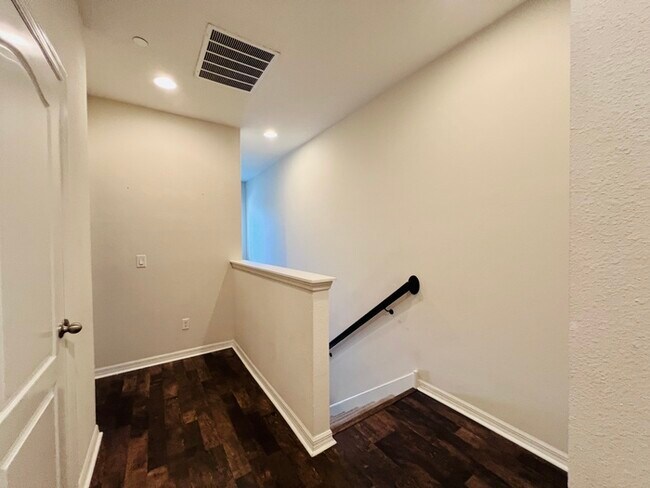 Building Photo - Gorgeous 3 bedroom, 2½ bath, 2 STORY townhome