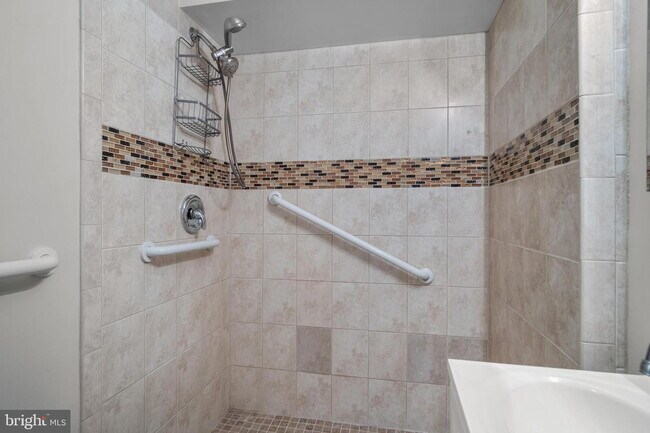 Building Photo - Conveniently Located Townhouse with Versatile Living Spaces