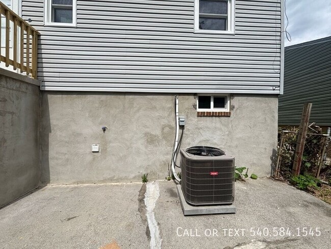 Building Photo - 4230 Moomaw Ave NW
