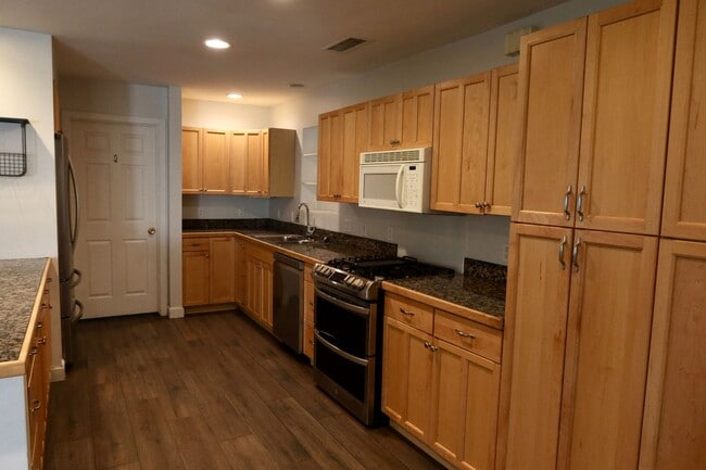 Building Photo - Beautifully Renovated 3 Bed 2 Bath on 17th Av South of Northern