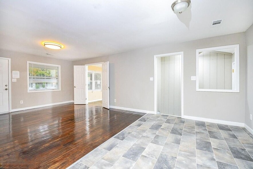 Building Photo - 185 Oak Dr SW