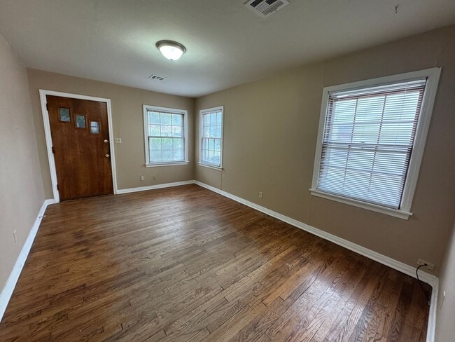 Building Photo - 3 bed 1 bath in Norman!