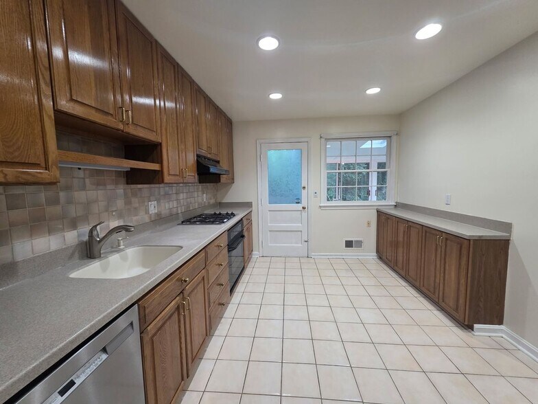 Building Photo - 612 Kenbrook Dr