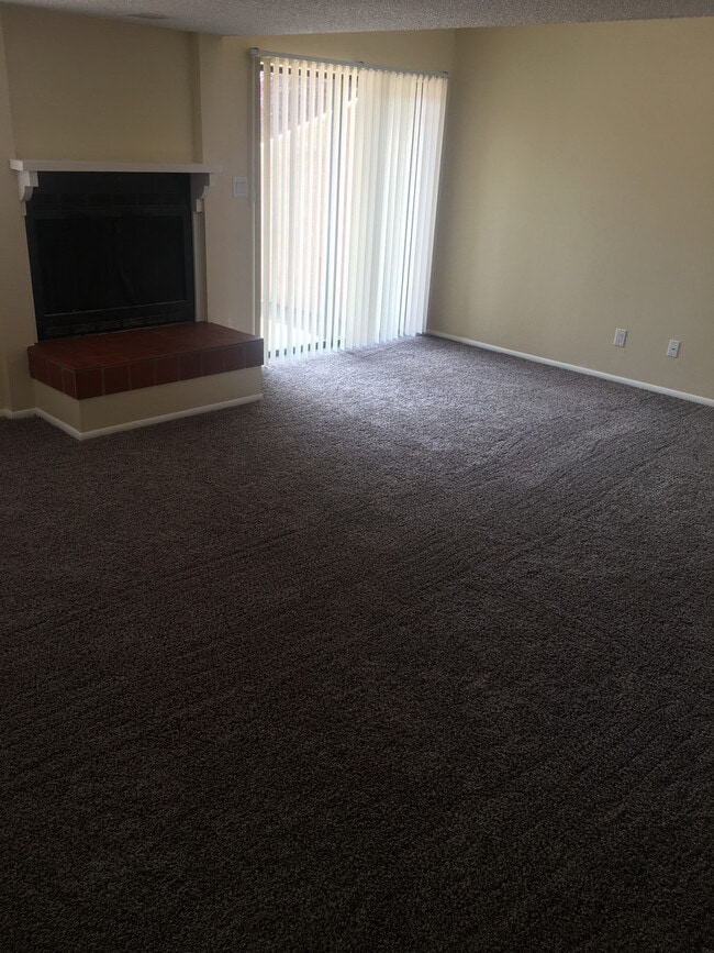Building Photo - 2 Bedroom Condo in Country Club Villas Com...
