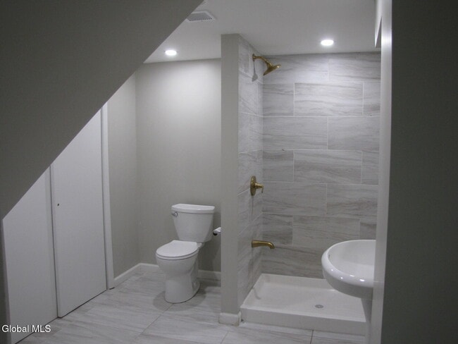 Building Photo - 10 Flicker Dr