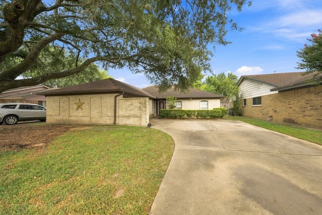 Building Photo - 16611 Ben Ledi Dr
