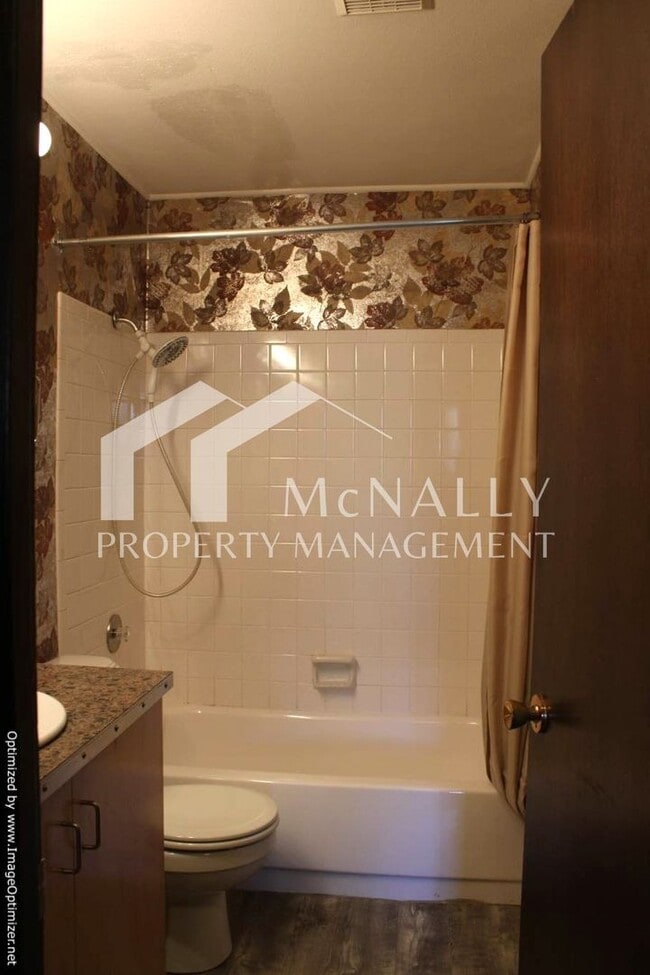 Building Photo - 1 Bedroom, 1 Bathroom Condo – Approx. 605 Sq. Ft.