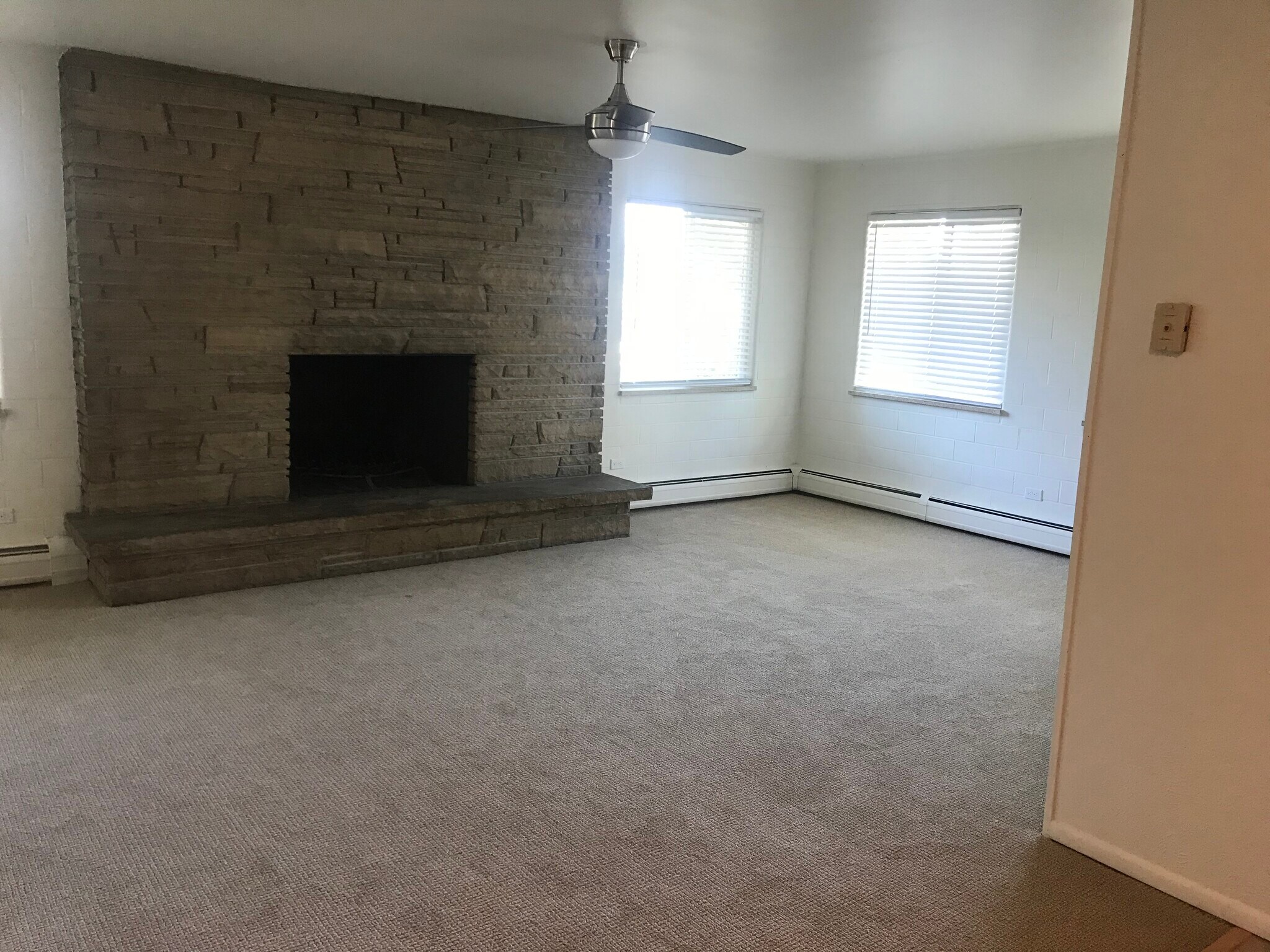 Family room - 3555 S Downing St