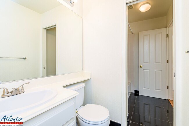 Building Photo - Beautiful Home | Remodeled Kitchen | Centr...