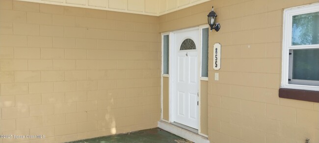 Building Photo - 855 Delano Rd