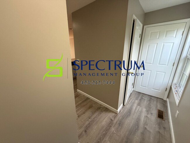 Building Photo - 2 Bedroom 1.5 Bath duplex with basement garage.