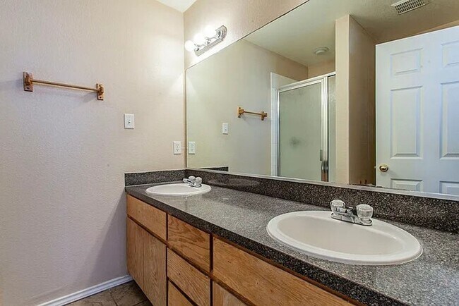 Building Photo - 3 BED / 2 Bath  AVAILABLE END OF JANUARY