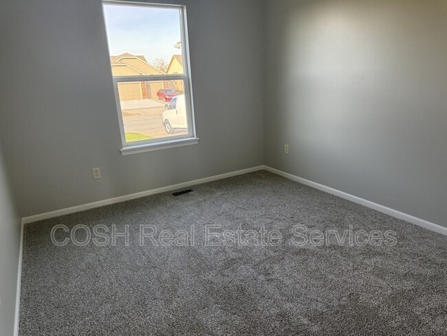 Building Photo - 816 S Longbranch Dr