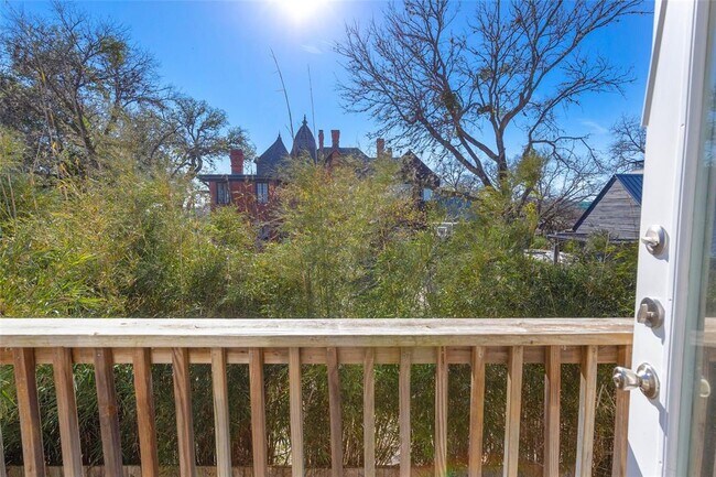 Building Photo - 706 W Lynn St