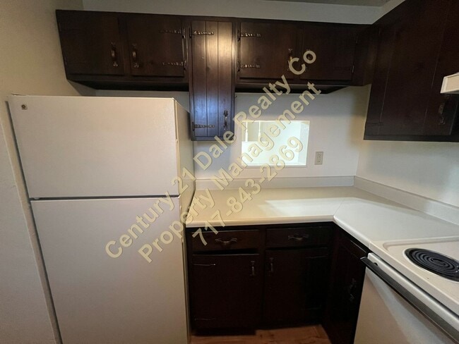 Building Photo - 2 Bedroom Townhouse in West York