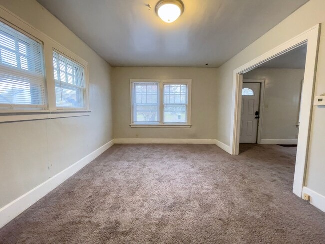 Building Photo - PRELEASING for AUGUST! Close to Campus