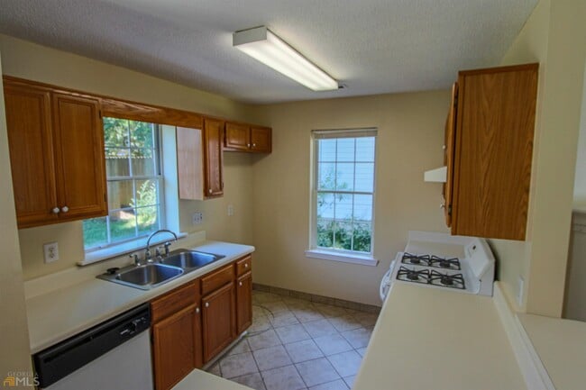 Building Photo - 619 W Manor