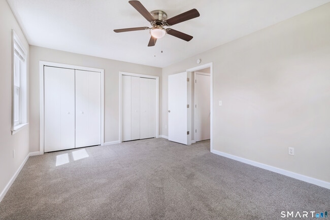 Building Photo - 40 Kingsbury Ln